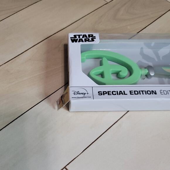 Disney Star Wars Mandalorian Special Edition Collectible Green Key Grogu - Picture 10 of 13